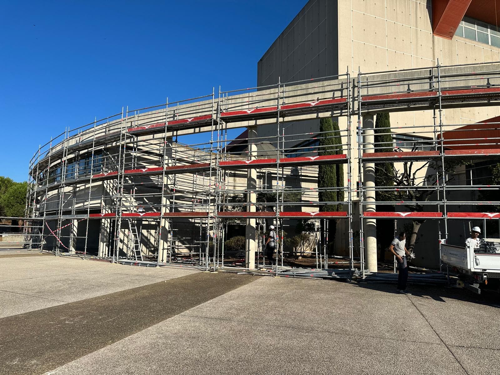 Échafaudage multidirectionnel monté sur un bâtiment