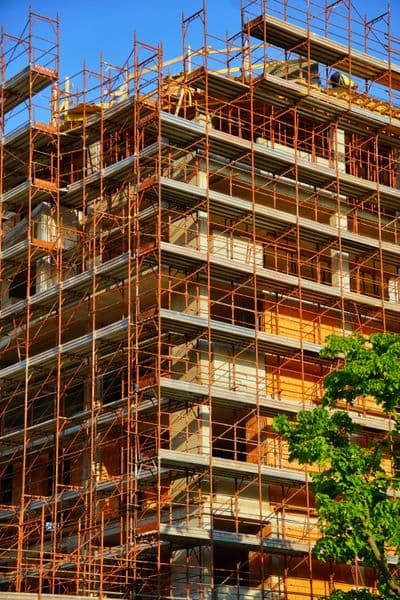 Échafaudage monté sur une façade d’immeuble